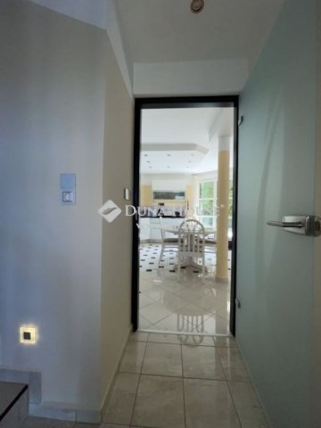 Eladó családi ház, Pécsett 115 M Ft, 4 szobás