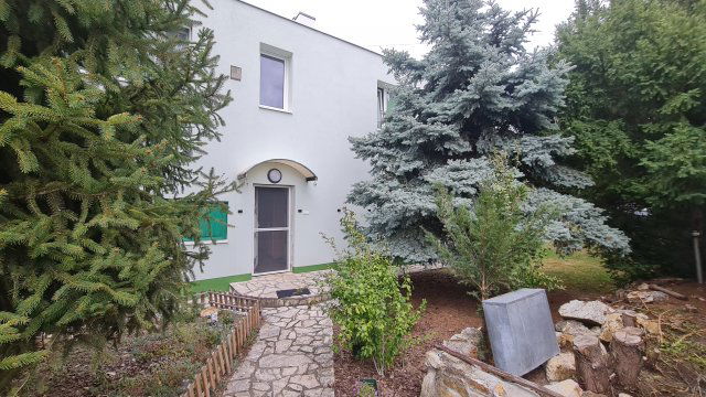 Eladó ikerház, Dunaújvárosban, Rosti Pál soron 61.8 M Ft