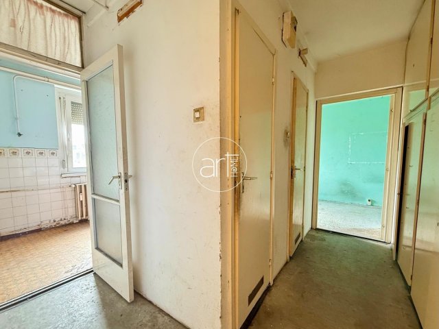 Eladó panellakás, Szegeden 40 M Ft, 2 szobás