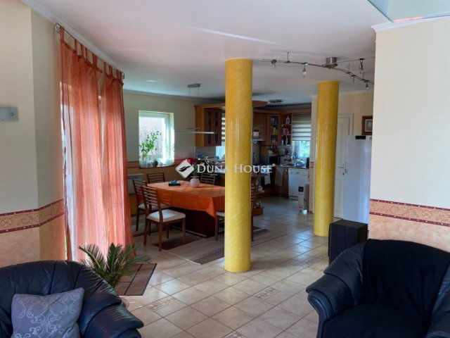 Eladó családi ház, Tahitótfalun 94.9 M Ft, 3+2 szobás