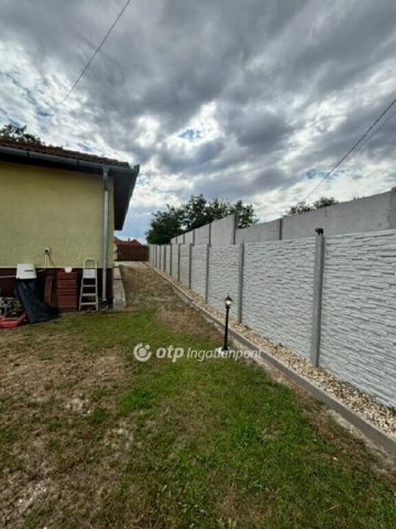 Eladó ikerház, Szigetszentmiklóson 89.9 M Ft, 4 szobás