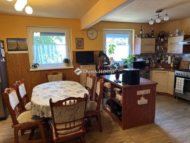 Eladó családi ház, Kecskeméten 130 M Ft, 4+1 szobás