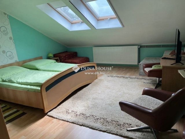 Eladó családi ház, Balatonfenyvesen 224 M Ft, 9 szobás