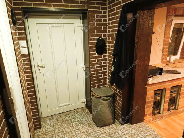 Eladó családi ház, Szegeden 39.9 M Ft, 1 szobás