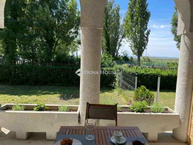 Eladó családi ház, Szigligeten 429 M Ft, 9 szobás