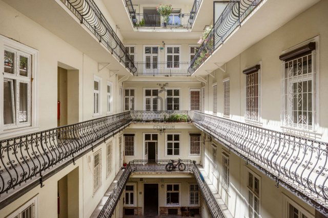 Eladó téglalakás, Budapesten, VI. kerületben 81.9 M Ft, 2 szobás