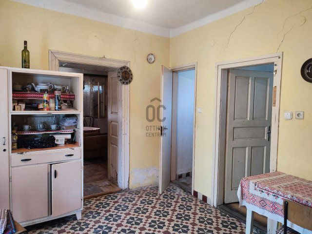 Eladó családi ház, Komáromban 24 M Ft, 2 szobás