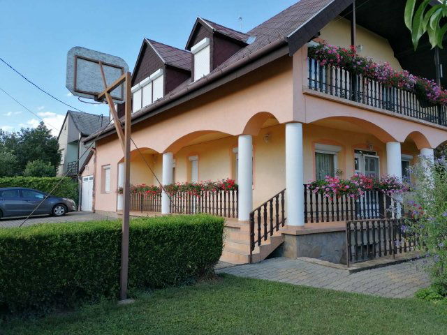 Eladó családi ház, Keszthelyen 146 M Ft, 6 szobás