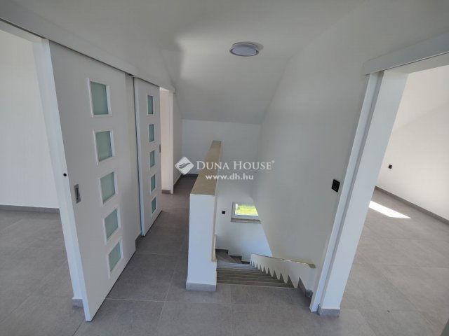 Eladó nyaraló, Szigetbecsén 199.9 M Ft, 4 szobás