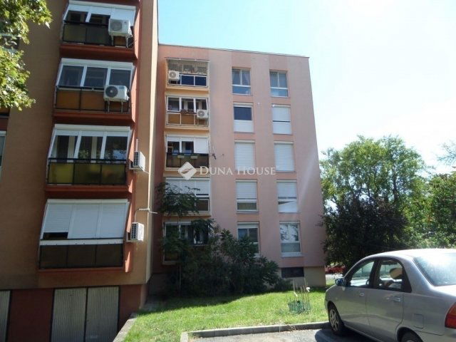 Eladó panellakás, Pécsett 55.5 M Ft, 4 szobás