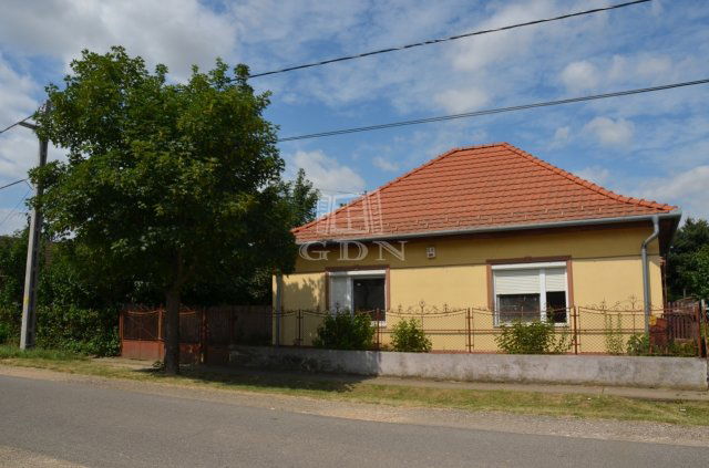 Eladó családi ház, Taktaharkányon 18 M Ft, 4 szobás