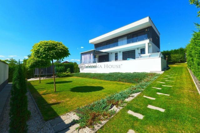 Eladó családi ház, Vácon 349.9 M Ft, 6 szobás