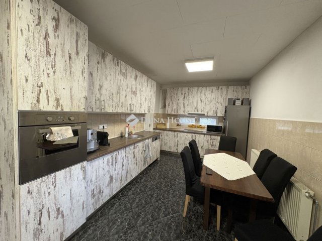 Eladó családi ház, Pécsett 95 M Ft, 7 szobás