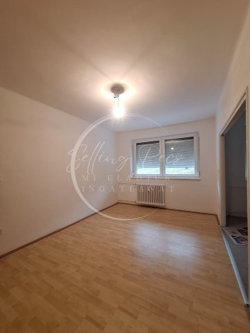 Eladó téglalakás, Komlón 24.5 M Ft, 1+1 szobás