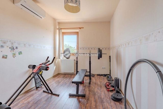 Eladó családi ház, Szegeden 225 M Ft, 7 szobás