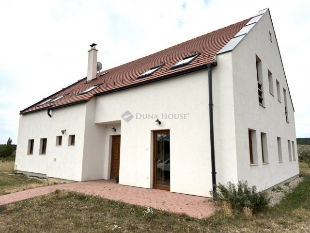 Eladó családi ház, Pécselyen 299 M Ft, 6 szobás