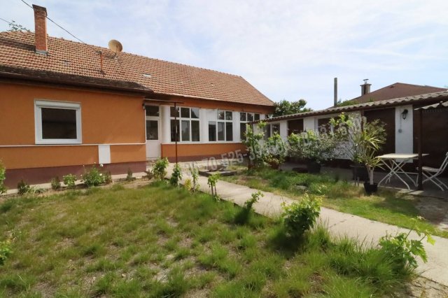 Eladó családi ház, Cegléden 84.9 M Ft, 4 szobás