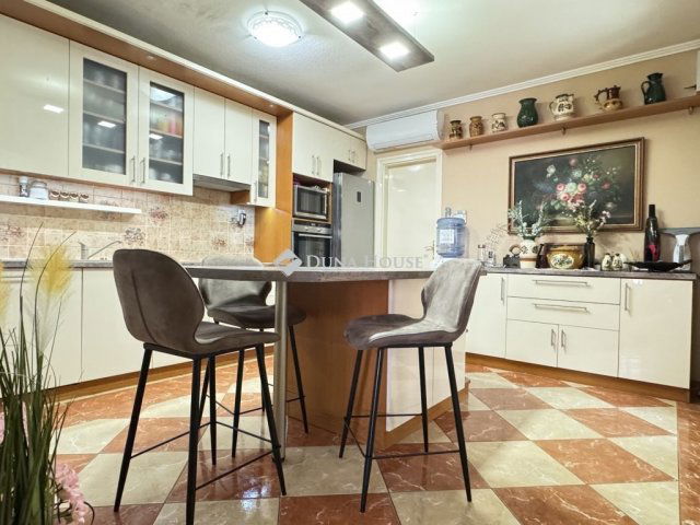 Eladó családi ház, Békésen 100.9 M Ft, 5 szobás