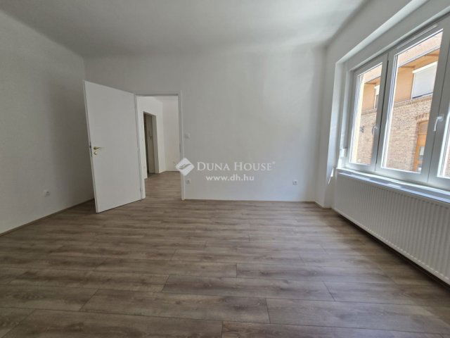 Eladó téglalakás, Pécsett 69.9 M Ft, 3 szobás