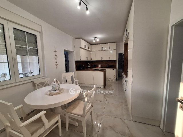 Eladó családi ház, Mosonmagyaróváron 144 M Ft, 8+2 szobás