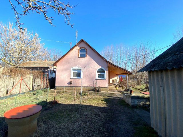 Eladó családi ház, Kiskunhalason 17.99 M Ft, 1 szobás