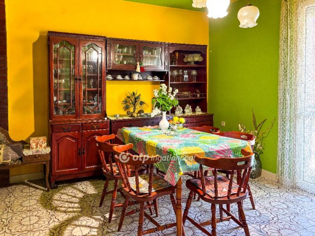 Eladó családi ház, Ádándon 74.99 M Ft, 5 szobás