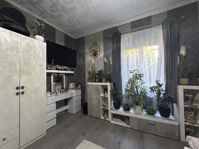 Eladó téglalakás, Komáromban 39 M Ft, 1 szobás