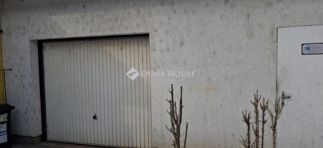 Eladó családi ház, Székesfehérvárott 55.5 M Ft, 2 szobás