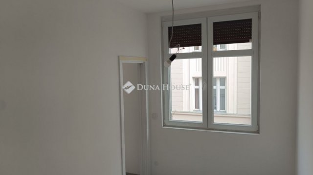 Eladó téglalakás, Budapesten, VI. kerületben 79.9 M Ft, 2 szobás