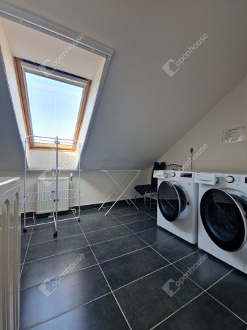 Eladó hotel, Komáromban 693 M Ft, 28 szobás