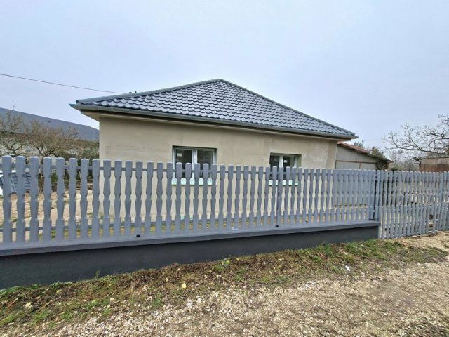 Eladó családi ház, Ercsiben 54 M Ft, 3 szobás