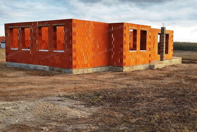 Eladó családi ház, Csörögön 97.9 M Ft, 4 szobás