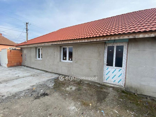 Eladó üzlethelyiség, Poroszlón 35 M Ft, 3 szobás