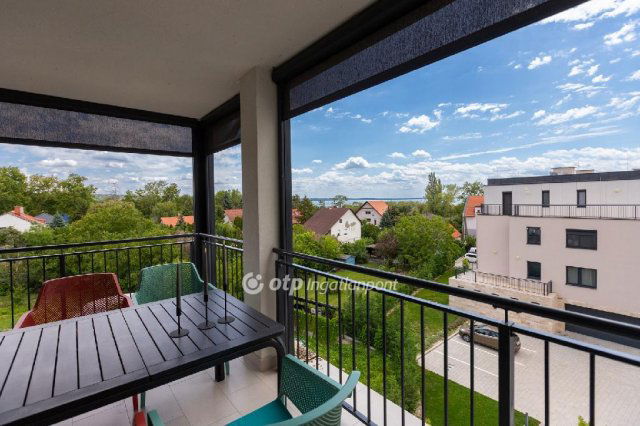 Eladó téglalakás, Balatonkenesén 139.9 M Ft, 3 szobás