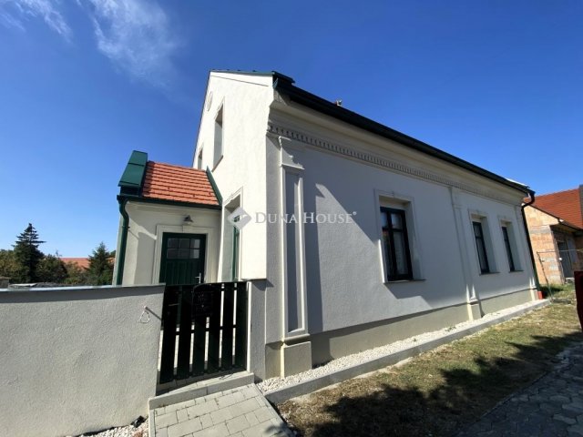 Eladó családi ház, Zsirán 129.22 M Ft, 4+2 szobás