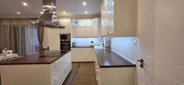 Eladó családi ház, Dunaújvárosban 229 M Ft, 5 szobás