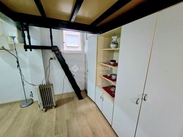 Eladó téglalakás, Pécsett 24.99 M Ft, 1 szobás