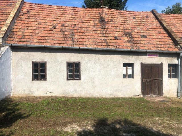 Eladó családi ház, Ajkán 24.99 M Ft, 3+1 szobás