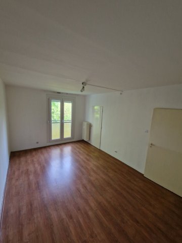 Kiadó panellakás, albérlet, Pécsett, Ajtósi Dürer utcában