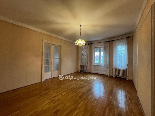 Eladó téglalakás, Pétfürdőn 64.9 M Ft, 4+1 szobás