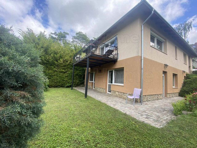 Eladó családi ház, Balatonkenesén 165.7 M Ft