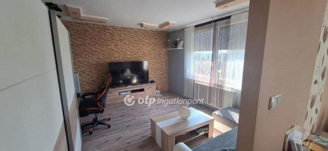 Eladó téglalakás, Pápán 37.9 M Ft, 1+1 szobás
