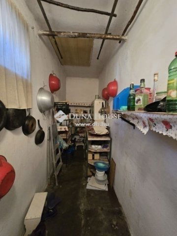 Eladó családi ház, Pécsett 26.9 M Ft, 3 szobás