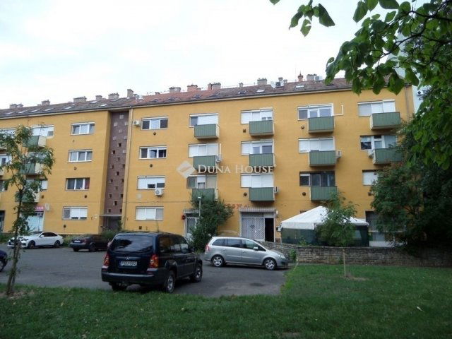 Eladó téglalakás, Pécsett 37.8 M Ft, 2 szobás