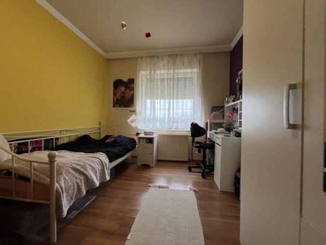 Eladó családi ház, Pétfürdőn 84.9 M Ft, 4+2 szobás