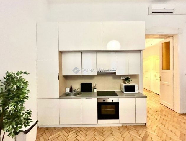 Eladó téglalakás, Budapesten, VI. kerületben 150 M Ft, 4 szobás