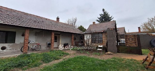 Eladó családi ház, Solton 21 M Ft, 2 szobás