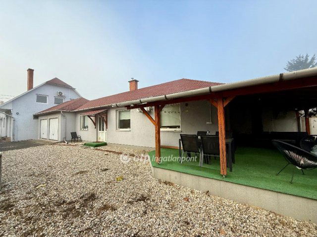 Eladó családi ház, Szirmabesenyőn 89.9 M Ft, 7 szobás