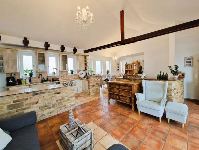 Eladó téglalakás, Mohácson 79.9 M Ft, 4 szobás