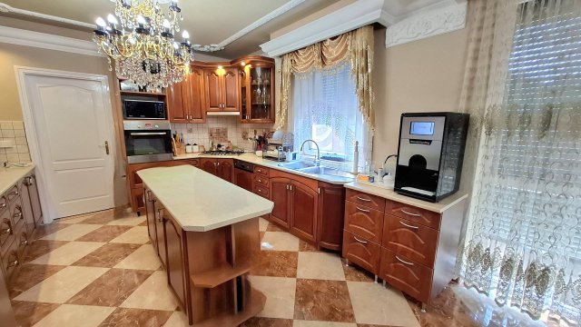 Eladó családi ház, Szigetszentmiklóson 386 M Ft, 12 szobás